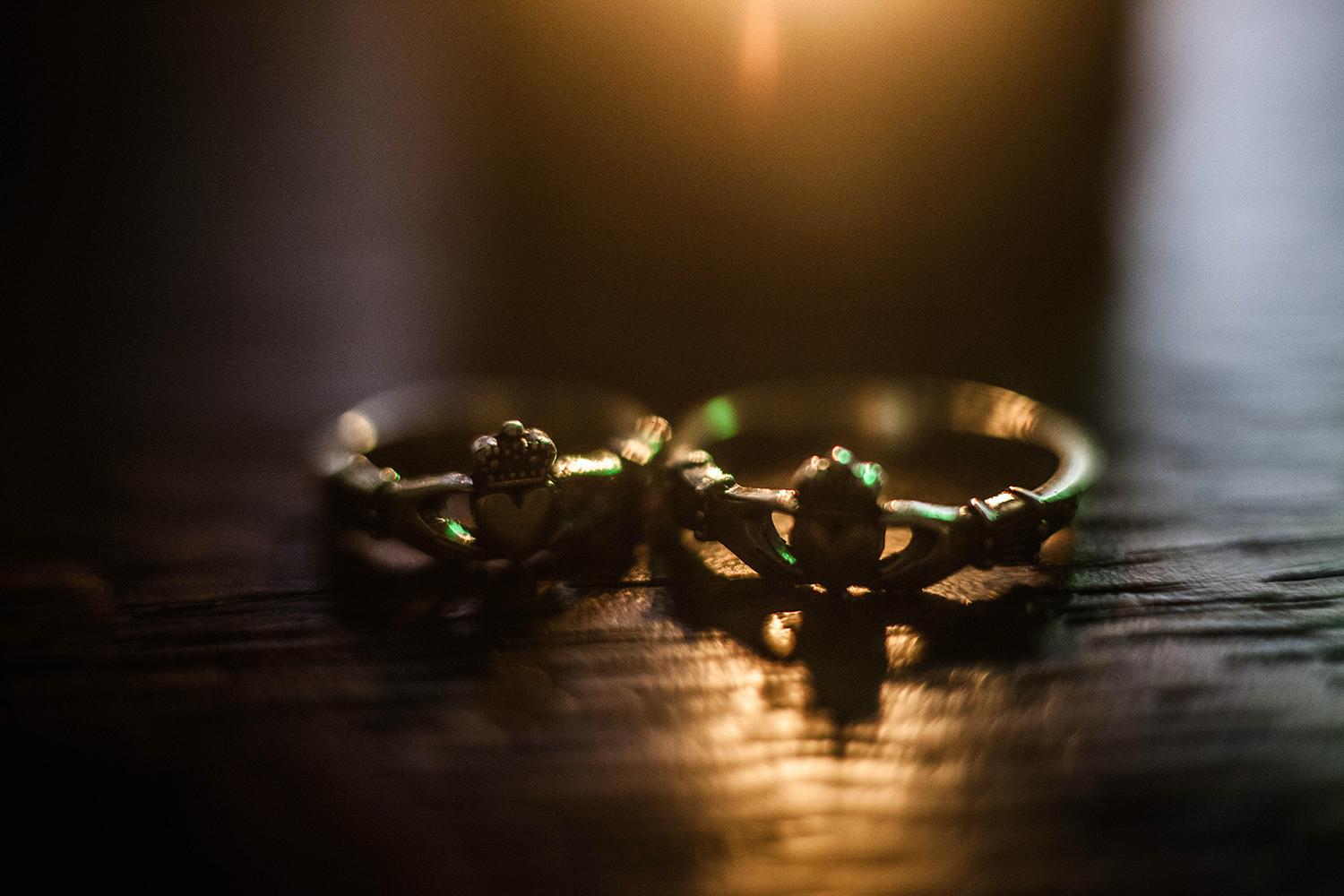 Anel de Claddagh é uma conexão centenária de amor e amizade.